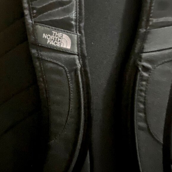 The North Face Vault Black Backpack 27L Unisex Design With Padded Straps & Multi - Picture 6 of 10